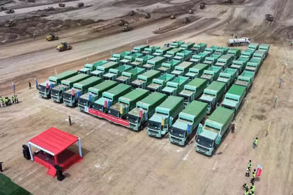 Một đoàn xe tải điện do Trung Quốc sản xuất đang được triển khai tại công trường xây dựng sân bay mới ở Ethiopia. Ảnh: Xinhua.