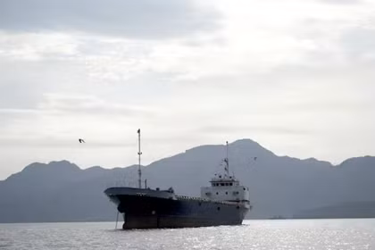 Một con tàu ở eo biển Hormuz, ngoài khơi tỉnh Musandam của Oman, ngày 12/4. Ảnh: Reuters.