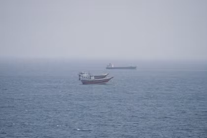 Các tàu thuyền gần eo biển Hormuz, nhìn từ Musandam, Oman, ngày 2/9. Ảnh: Reuters.