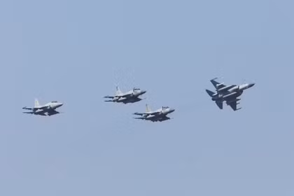 Máy bay chiến đấu JF-17 Thunder của Không quân Pakistan bay ngang qua trong giai đoạn trên biển của cuộc tập trận đa quốc gia AMAN-23 của Hải quân Pakistan, tại phía bắc Biển Arab gần Karachi, Pakistan, ngày 13/2/2023. Ảnh: Reuters.
