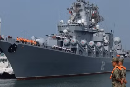 Tàu tuần dương lớp Slava Varyag của Hải quân Nga tại Thanh Đảo. Ảnh: Xinhua.