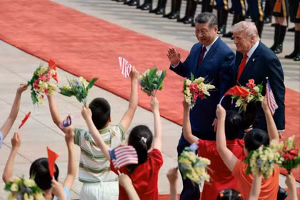 Trẻ em chào đón Tổng thống Mỹ Donald Trump khi ông cùng Chủ tịch Trung Quốc Tập Cận Bình đến Đại lễ đường Nhân dân ở Bắc Kinh hôm 14/5. Ảnh: Reuters.