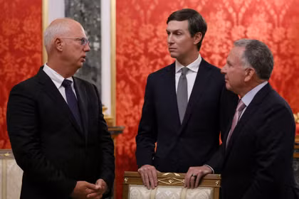 Jared Kushner, con rể của Tổng thống Mỹ Donald Trump, Đặc phái viên Mỹ Steve Witkoff và đặc phái viên của Tổng thống Nga Kirill Dmitriev chờ đợi trước cuộc gặp với Tổng thống Nga Vladimir Putin tại Điện Kremlin ở Moscow, Nga, ngày 5/9. Ảnh: Reuters.