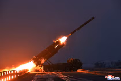 Lãnh đạo Triều Tiên Kim Jong-un đã giám sát cuộc tập trận phóng tên lửa hành trình chiến lược tầm xa tại một địa điểm không xác định, ngày 28/12. Ảnh: KCNA.