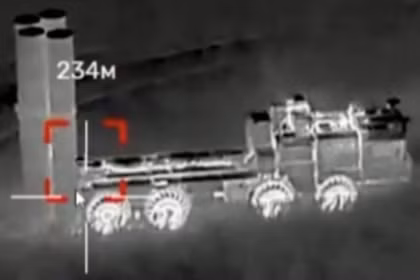 Phương tiện phóng từ hệ thống S-400 trong quá trình nhắm mục tiêu. Ảnh: MW.