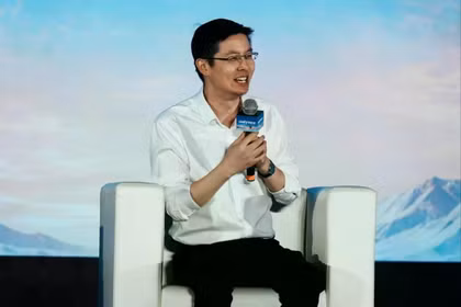 Wang Xingxing, người sáng lập Unitree Robotics, phát biểu tại Hội nghị Trí tuệ Nhân tạo Vật lý Thế giới 2026 và Hội nghị Hệ sinh thái Đối tác Unitree hôm 22/10 tại Hàng Châu, Trung Quốc. Ảnh: Getty.