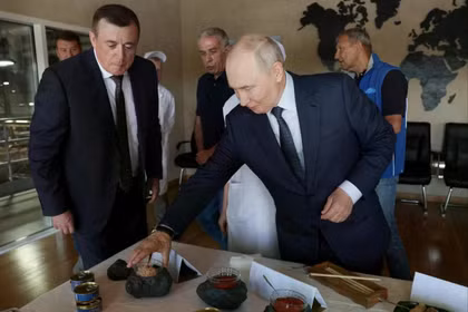 Tổng thống Nga Vladimir Putin trong chuyến thăm khu phức hợp chế biến cá Yasny trên đảo Iturup thuộc quần đảo Kuril hôm 13/8. Ảnh: Sputnik.