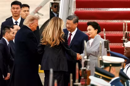 Tổng thống Mỹ Donald Trump và Đệ nhất phu nhân Melania Trump chào đón Chủ tịch Trung Quốc Tập Cận Bình và phu nhân, bà Bành Lệ Viện, tại căn cứ liên hợp Andrews hôm 23/9. Ảnh: Reuters.