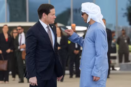 Ngoại trưởng Mỹ Marco Rubio hội đàm với Ngoại trưởng UAE Sheikh Abdullah bin Zayed bin Sultan Al Nahyan trước khi lên máy bay vận tải C-17 Globemaster III trên đường đến Kuwait. Ảnh: Reuters.