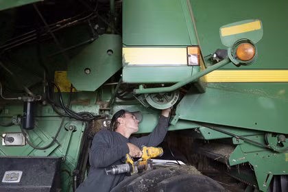 Aidan Struve, một nông dân ở Woodward, bang Iowa, Mỹ đang phải trả thêm hàng nghìn USD cho dầu diesel trong năm nay. Ảnh: WSJ.
