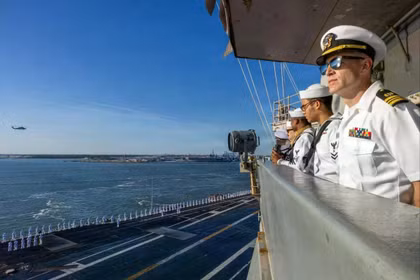 Các thủy thủ trên boong tàu sân bay lớn nhất thế giới, USS Gerald R. Ford, vào tháng 5. Một vụ hỏa hoạn đã xảy ra trong phòng giặt của tàu chiến vào tháng 3. Ảnh: SCMP.