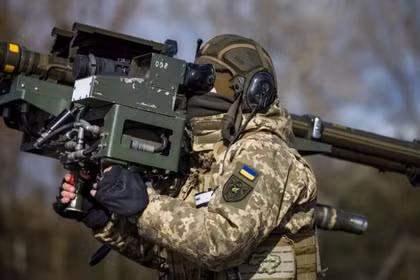 Binh sĩ Ukraine trang bị hệ thống tên lửa Stinger gắn kép. Ảnh: LATimes.