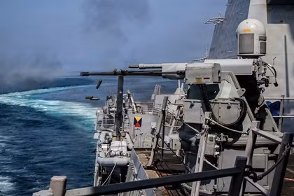 Tàu USS Frank E. Petersen Jr. (DDG-121) trong bức ảnh chụp ngày 27/2 trên Biển Ararb. Ảnh: CENTCOM.