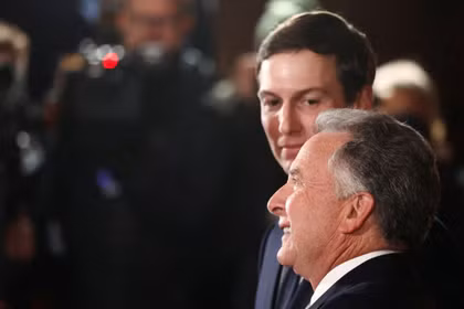 Ông Jared Kushner và đặc phái viên Mỹ Steve Witkoff. Ảnh: Reuters.