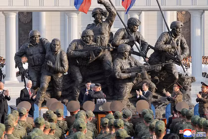 Lãnh đạo Triều Tiên Kim Jong-un chào đón Chủ tịch Duma Quốc gia Nga Vyacheslav Volodin trong khi Bộ trưởng Quốc phòng Nga Andrey Belousov quan sát tại lễ khai mạc Bảo tàng Tưởng niệm Chiến công, vinh danh các binh sĩ Triều Tiên hy sinh khi chiến đấu cho Nga, ở Bình Nhưỡng, Triều Tiên, ngày 26/4. Ảnh: KCNA.