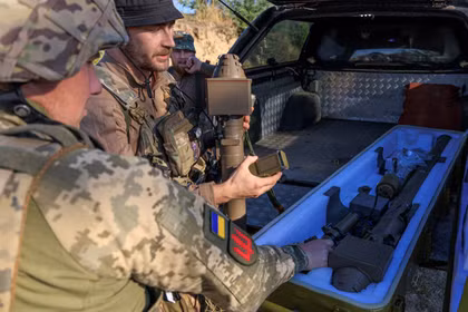 Oleksii, Dmytro và Vasyl, binh sĩ thuộc đơn vị phòng không của Lữ đoàn Tổng thống độc lập mang tên Hetman Bohdan Khmelnytskyi, đang kiểm tra một bệ phóng tên lửa phòng không di động trong ca trực chiến bảo vệ bầu trời, giữa lúc Nga tấn công Ukraine, tại khu vực Kiev, Ukraine ngày 17/9. Ảnh: Reuters.