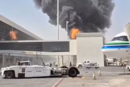 Khói và lửa bốc lên từ sân bay King Khalid, sau khi lực lượng Houthi do Iran hậu thuẫn ở Yemen tuyên bố tấn công sân bay này, tại Riyadh, Arab Saudi, ngày 8/10. Ảnh: Reuters.