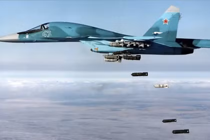 Máy bay Su-34 đang thực hiện nhiệm vụ thả bom. Ảnh: MW.