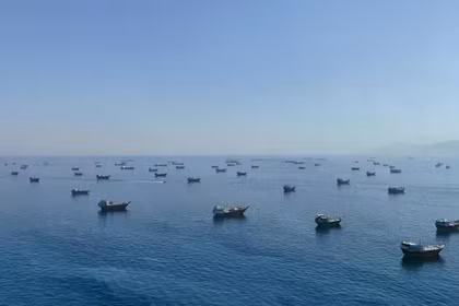 Hình ảnh chụp từ máy bay không người lái cho thấy các tàu neo đậu tại eo biển Hormuz, nhìn từ Musandam, Oman, ngày 8/6. Ảnh: Reuters.
