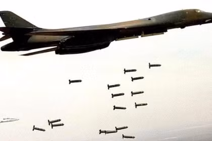 Máy bay ném bom B-1B của Không quân Mỹ đang thả bom. Ảnh: MW.