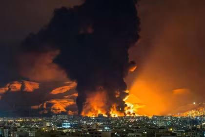 Khói và lửa bốc lên tại hiện trường vụ không kích vào một kho chứa dầu ở Tehran, thủ đô của Iran ngày 7/3. Ảnh: TNS.