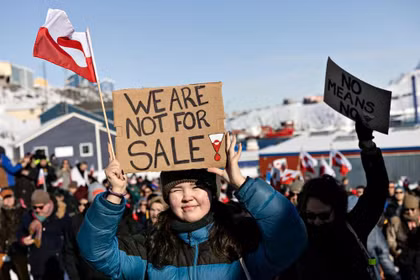 Người biểu tình trước Lãnh sự quán Mỹ tại Nuuk, Greenland, ngày 15/3/2025. Ảnh: Getty.