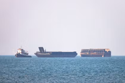 Các tàu thuyền ở eo biển Hormuz gần Bandar Abbas, Iran ngày 4/5. Ảnh: Reuters.