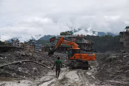 Một chiếc máy xúc đang dọn sạch con đường lầy lội sau trận lũ quét và sạt lở đất ở Trishuli, huyện Nuwakot, Nepal, ngày 1/9. Ảnh: Reuters.
