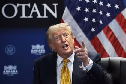 Tổng thống Mỹ Donald Trump phát biểu trong cuộc gặp với Tổng thống Ukraine Volodymyr Zelensky, tại Hội nghị thượng đỉnh NATO ở Ankara, Thổ Nhĩ Kỳ, ngày 8/7. Ảnh: Getty.