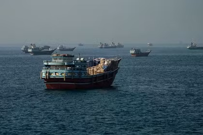 Các tàu thuyền neo đậu tại eo biển Hormuz, nhìn từ Musandam, Oman. Ảnh: Reuters.