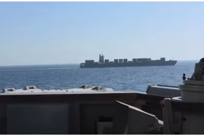 Ảnh chụp màn hình từ một video cho thấy tàu khu trục USS Spruance của Mỹ bắn vào tàu chở hàng Touska mang cờ Iran ở Vịnh Oman vào ngày 19/4. Ảnh: CENTCOM.