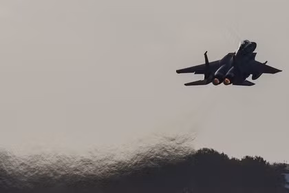 Một chiếc máy bay chiến đấu F-15 cất cánh từ căn cứ không quân RAF Lakenheath ở Mildenhall, Anh Quốc vào ngày 7/1. Ảnh: Getty.