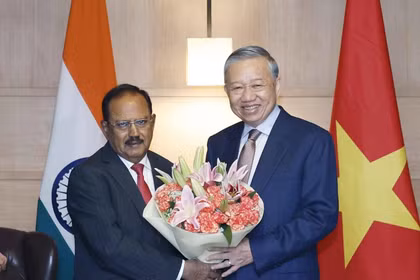 Cố vấn An ninh Quốc gia Ấn Độ Ajit Doval tặng hoa Tổng Bí thư, Chủ tịch nước Tô Lâm (Ảnh: Thống Nhất/TTXVN).