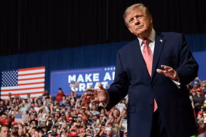 Tổng thống Mỹ Donald Trump ra hiệu trong một cuộc mít tinh ủng hộ ứng cử viên tái tranh cử Thượng nghị sĩ đảng Cộng hòa Roger Marshall tại Park City, Kansas, Mỹ, ngày 19/10. Ảnh: Reuters.