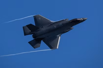 Một chiếc máy bay chiến đấu đa năng tàng hình F-35 Lightning II của Không quân Mỹ bay ngang qua căn cứ không quân Lakenheath vào ngày 8/4 tại Lakenheath, Anh. Ảnh: Getty.