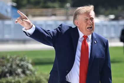 Tổng thống Mỹ Donald Trump phát biểu trước giới truyền thông trên bãi cỏ phía Nam của Nhà Trắng ở Washington, D.C., Mỹ, ngày 1/10. Ảnh: Getty.