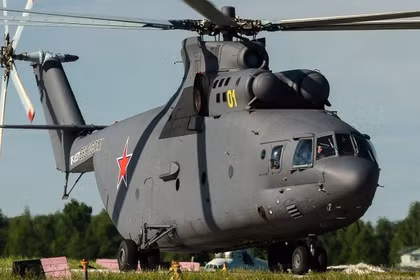 Máy bay trực thăng Mi-26 vận chuyển hệ thống Pantsir-SMD-E lên nóc nhà ở Moscow (bên trái) và máy bay trực thăng Mi-26. Ảnh: MW.