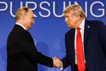 Tổng thống Mỹ Donald Trump và Tổng thống Nga Vladimir Putin bắt tay trong cuộc họp báo sau cuộc đàm phán chấm dứt chiến tranh ở Ukraine, tại Căn cứ Liên hợp Elmendorf-Richardson, ở Anchorage, Alaska, Mỹ, ngày 15/8/2025. Ảnh: Reuters.