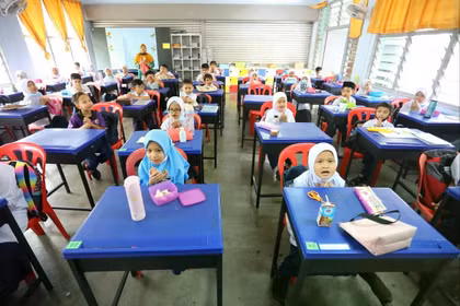 Khi Malaysia đưa trí tuệ nhân tạo (AI) vào trường học, giáo viên và phụ huynh đang đặt câu hỏi về việc nên tích hợp công nghệ sớm như thế nào và liệu trẻ em có thực sự nắm bắt được kiến ​​thức hay không. Ảnh: Shutterstock.