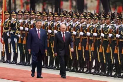 Tổng thống Nga Vladimir Putin và Chủ tịch Trung Quốc Tập Cận Bình duyệt đội danh dự trong buổi lễ đón tiếp tại Đại lễ đường Nhân dân ở Bắc Kinh hôm 20/5. Ảnh: Reuters.