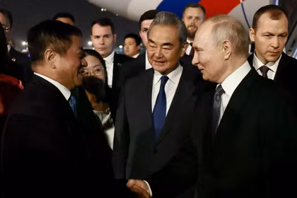 Tổng thống Nga Vladimir Putin chào các quan chức Trung Quốc, trong đó có Ngoại trưởng Vương Nghị, trong buổi lễ đón tiếp khi ông đến Bắc Kinh. Ảnh: Sputnik.