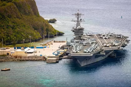 Tàu sân bay USS Theodore Roosevelt (CVN 71) neo đậu tại cầu cảng của Căn cứ Hải quân Guam ở Micronesia. Quân đội Mỹ đã lặng lẽ rút các tài sản quân sự quý giá nhất của mình khỏi bờ biển châu Á, nằm ngoài tầm với của hầu hết các tên lửa thông thường. Ảnh: AFP.