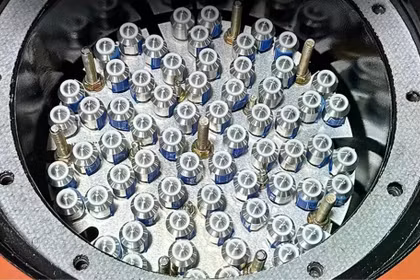 Lõi lò phản ứng hoạt động bằng uranium có hàm lượng cao và độ làm giàu thấp (HALEU). Ảnh: Radiant.