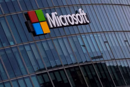 Hình ảnh cho thấy logo của Microsoft tại văn phòng Microsoft ở Issy-les-Moulineaux gần Paris, Pháp, ngày 21/3/2025. Ảnh: Reuters.