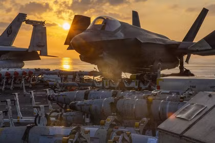 Một chiếc máy bay phản lực F-35C của Mỹ trên boong tàu sân bay USS Abraham Lincoln ngoài khơi, ngày 2/3. Ảnh: Getty.