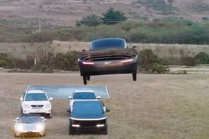 Hãng ô tô bay 11 năm tuổi chế giễu chiếc Tesla Roadster