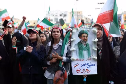Người dân Iran tham gia một cuộc tuần hành để thể hiện sự ủng hộ và đoàn kết với nhà lãnh đạo tối cao mới của Iran, Ayatollah Mojtaba Khamenei, tại Tehran, Iran ngày 29/4. Ảnh: EPA.