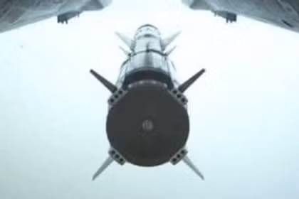 Tên lửa hành trình BrahMos trong một vụ phóng. Ảnh: MW.