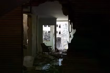 Hình ảnh một tòa nhà dân cư bị hư hại trong cuộc không kích của Mỹ và Israel nhằm vào Tehran, Iran, ngày 7/6. Ảnh: Reuters.