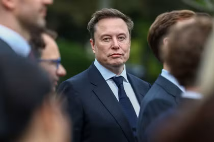 Giám đốc điều hành SpaceX Elon Musk tham dự cuộc họp báo do Tổng thống Mỹ Donald Trump tổ chức bên ngoài Cánh Tây của Nhà Trắng vào tháng 9. Ảnh: TNS.